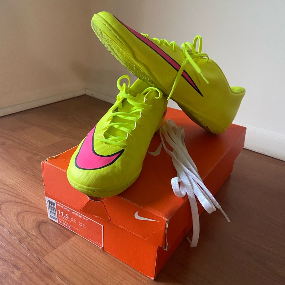 Nike Men’s 11.5 Neon & Pink Mercurial Victory V IC